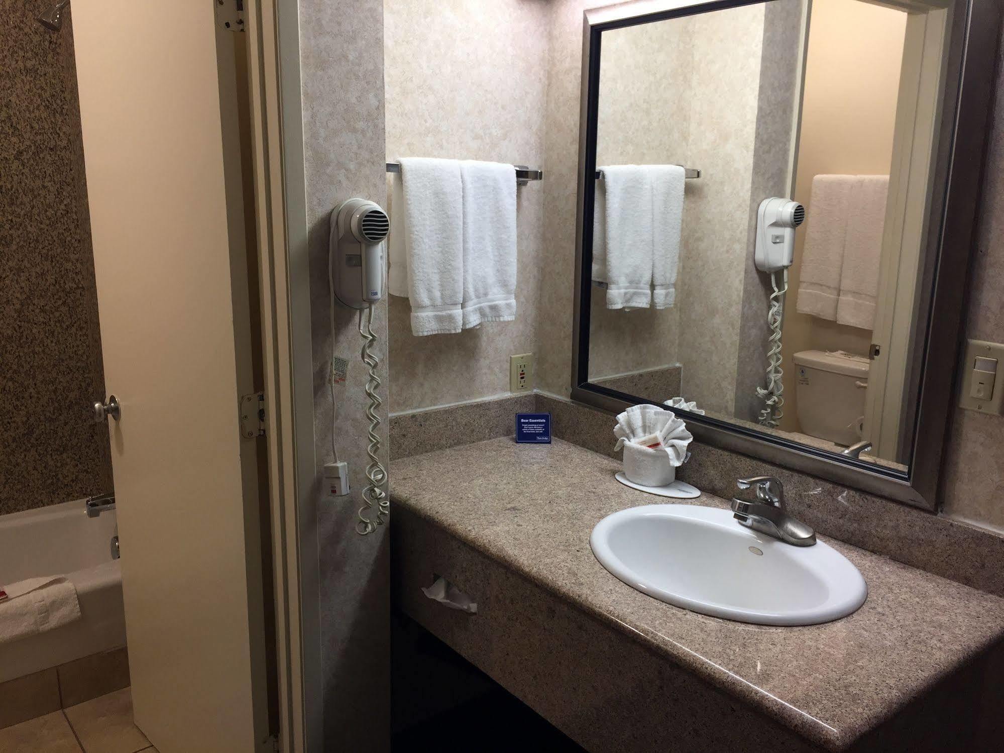 Triplodge Of Hotel Santa Clarita